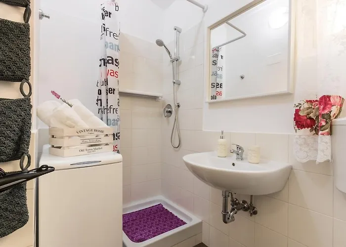 Metrob Apartment *
